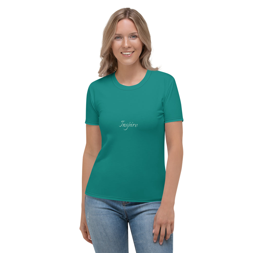 Woman wearing green printed t-shirt walking in sunny park