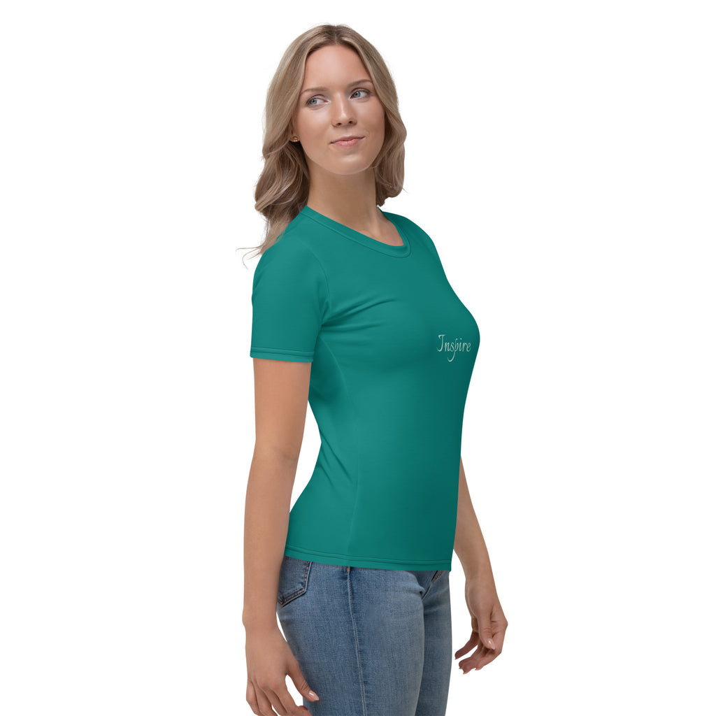 Woman wearing green printed t-shirt walking in sunny park